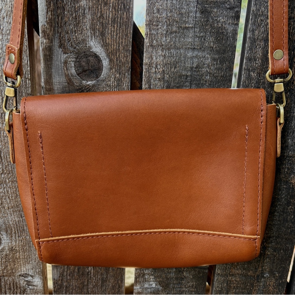 Portland Leather Goods Medium Metro Crossbody Leather Bag NWOT In Honey - Picture 3 of 16